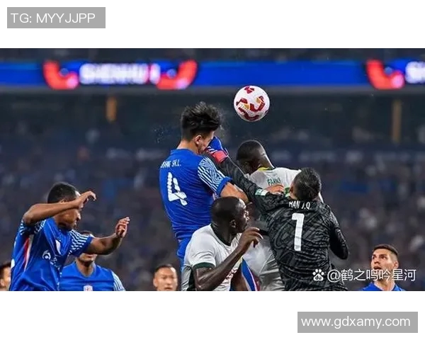 足球明星乘坐大巴的神秘身份揭晓引发球迷热议